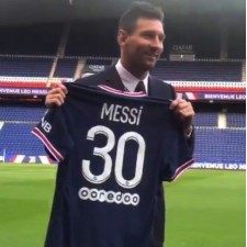Paris Saint-Germains første hjemmebilletindtægt = årsløn for Lionel Messi