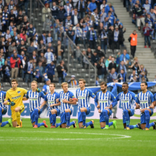 Hertha Berlin knælede før kampen, med NFL-samprotokollen