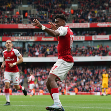 Iført en arsenal trøje iwobi med et skud på målet